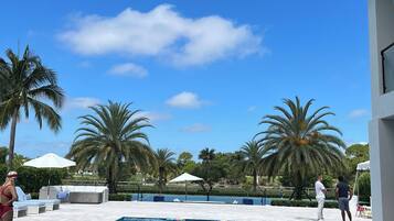 Alberca al aire libre y alberca climatizada