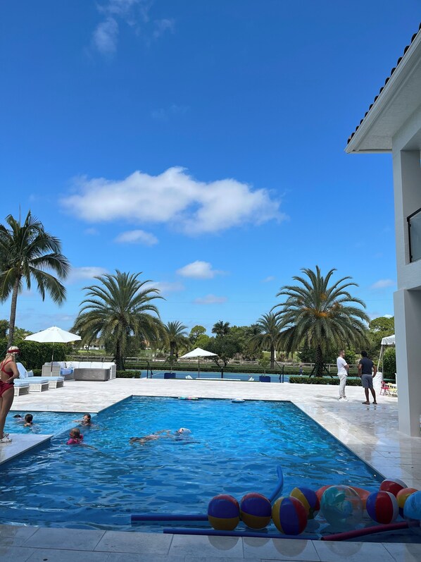 Piscina a l'aire lliure i piscina climatitzada 