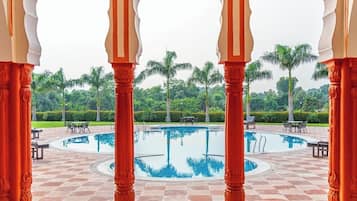 Hồ bơi ngoài trời