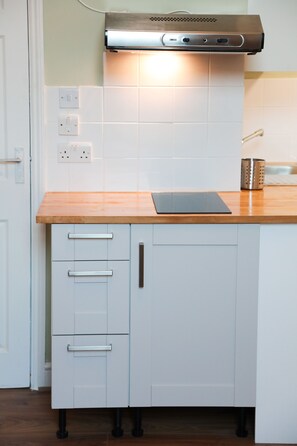 Studio | Private kitchen | Microwave, stovetop, electric kettle, toaster
