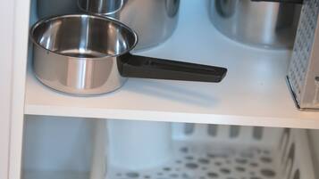 Studio | Private kitchen | Microwave, stovetop, electric kettle, toaster