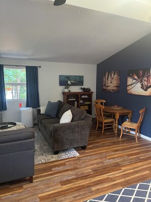 Smart TV, fireplace - Quaint 1-bedroom apartment in Kalispell with WiFi access (Kalispell)