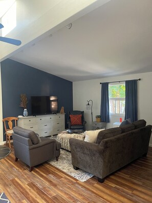 Smart TV, fireplace - Quaint 1-bedroom apartment in Kalispell with WiFi access (Kalispell)