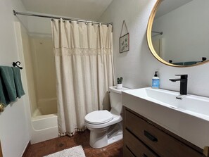 Dutxa, assecador de cabells, tovalloles i sabó