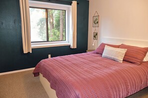 4 bedrooms, iron/ironing board, travel cot, WiFi - Charming 4-bedroom family home in Beaverton with AC, fitness room, WiFi (Beaverton)