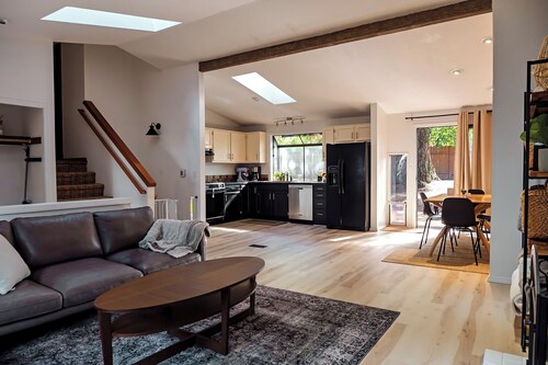 Charming 4-bedroom family home in Beaverton with AC, fitness room, WiFi