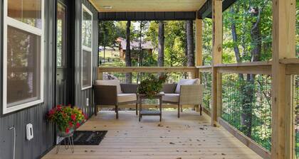 BRAND NEW! COZY TREEHOUSE IN DAMASCUS! PETS STAY FREE!