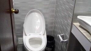 Shower, towels, soap, toilet paper - hotel la 44 norte (Cali)