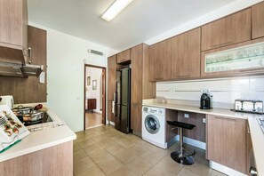 Refrigerador, microondas, horno y lavavajillas 