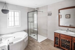 Shower, bidet, towels