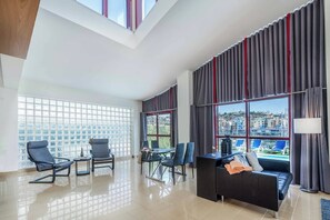 Smart TV, mesa de pingue-pongue