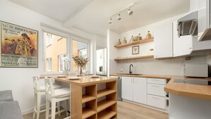 Apartamento, 1 quarto, sacada | Cozinha privada | Máquina de café expresso, cafeteira/chaleira, geladeira, micro-ondas