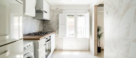 Fridge, microwave, oven, coffee/tea maker
