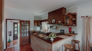 Frigorífic, microones, forn i placa de cuina