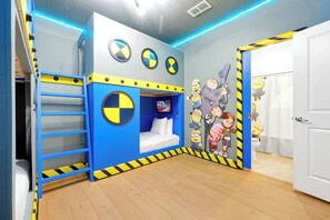 15 Schlafzimmer, Bügeleisen/Bügelbrett, Reisekinderbett