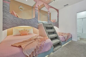 15 habitaciones, tabla de planchar con plancha y cuna de viaje 