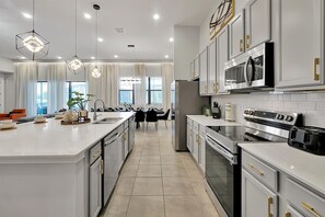 Fridge, microwave, oven, stovetop - Epic Paradiso Mansion-Pool/Game Room/Theater-2 (Orlando)