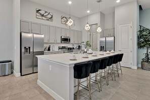 Kylskåp, mikrovågsugn, ugn och spishäll