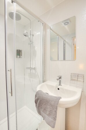 Dusche, Handtücher, Seife, Toilettenpapier