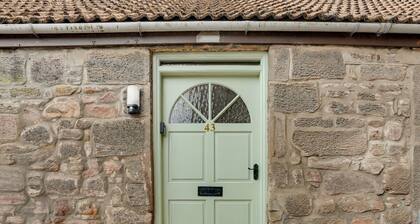 Harrow Bank Cottage Family and Pet Friendly Coastal Escape in Tweedmouth