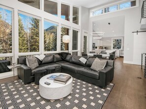 TV, fireplace - Aprés Chalet | Luxury 6BD Home in East Vail (Vail)