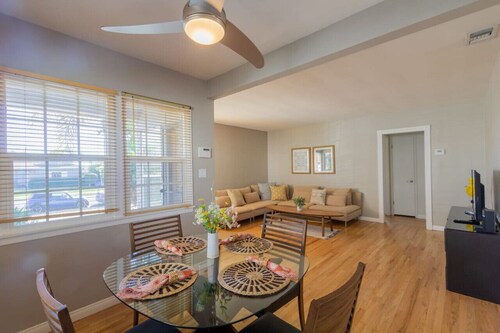 Centrally Located Cottage Near Lake Trails Shops
