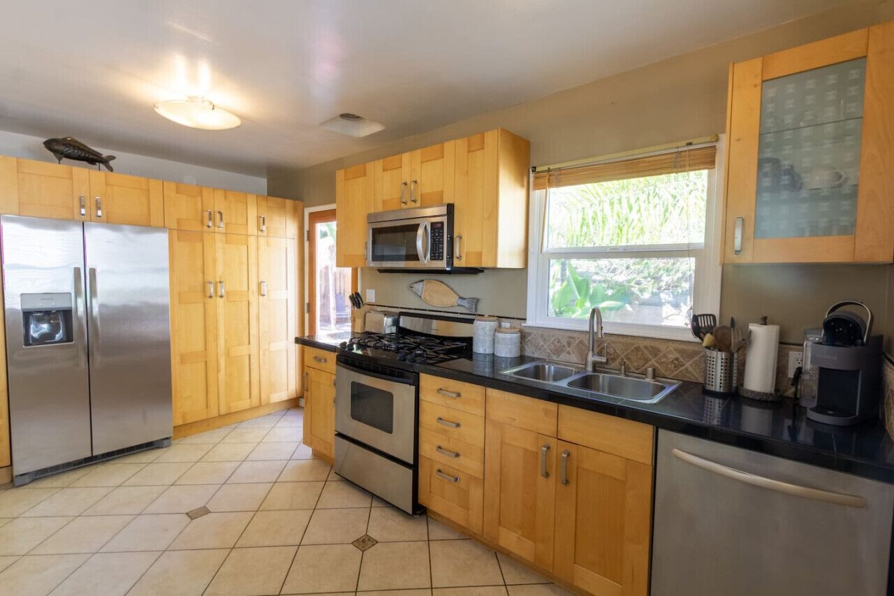 Coffee/tea maker, fridge, microwave, oven