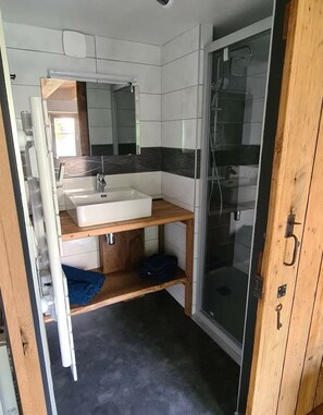 Haartrockner, Handtücher, Seife, Toilettenpapier