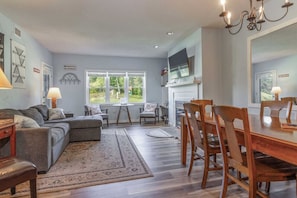 Smart-TV, Kamin, Bücher