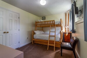 2 quartos, escrivaninha, ferros/tábuas de passar roupa, berço de viagem