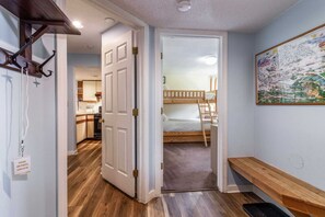 2 habitaciones, escritorio y tabla de planchar con plancha