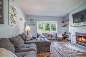 Smart-TV, Kamin, Bücher