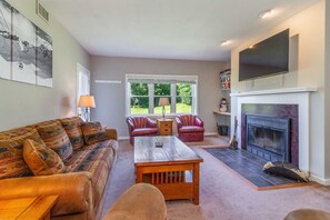 Smart TV, fireplace, books - True Ski in/Ski out with Pool, Hot tubs & Firepits (Ludlow)