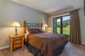 2 Schlafzimmer, Schreibtisch, Bügeleisen/Bügelbrett, Reisekinderbett