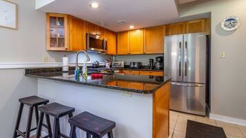 Een magnetron, een oven, een kookplaat, een vaatwasser