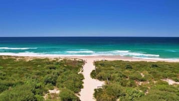 Una playa cerca