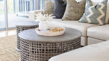 Smart-tv, pejs, bøger, stereoanlæg