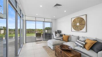 Smart-TV, Kamin, BĂŒcher, Stereoanlage