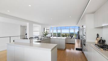 Refrigerador, microondas, horno, placa de cocina