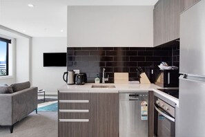Fridge, microwave, oven, stovetop - City Skyline Apartment near Myers Park (Auckland CBD)