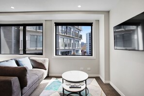 TV - City Skyline Apartment near Myers Park (Auckland CBD)