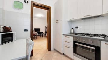 Frigorifero, microonde, forno, piano cottura