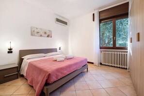 2 bedrooms, iron/ironing board, travel cot, WiFi