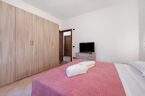 2 habitaciones, tabla de planchar con plancha, cuna de viaje y wifi 