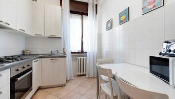 Frigorifero, microonde, forno, piano cottura