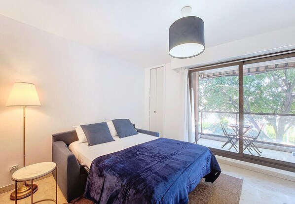 Iron/ironing board, WiFi