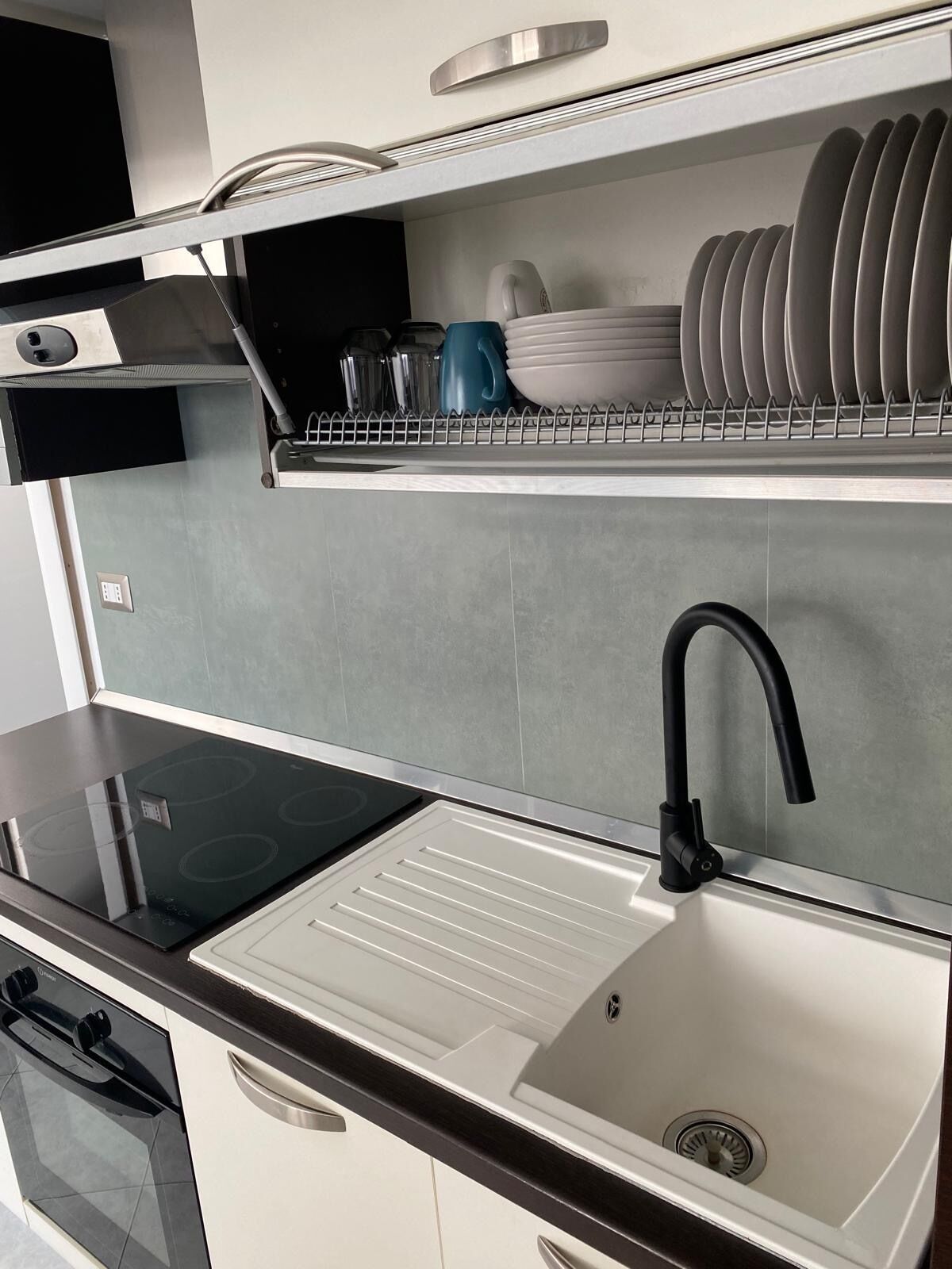 Frigorifero, forno, piano cottura, lavastoviglie