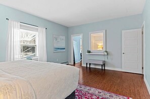 3 bedrooms, iron/ironing board, WiFi, bed sheets - The Duchess Mary (Charlottetown)