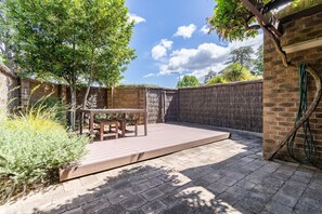 Outdoor dining - Charming two-story 2BR townhouse in Braddon (Braddon)