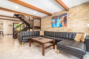 TV, books - Charming two-story 2BR townhouse in Braddon (Braddon)